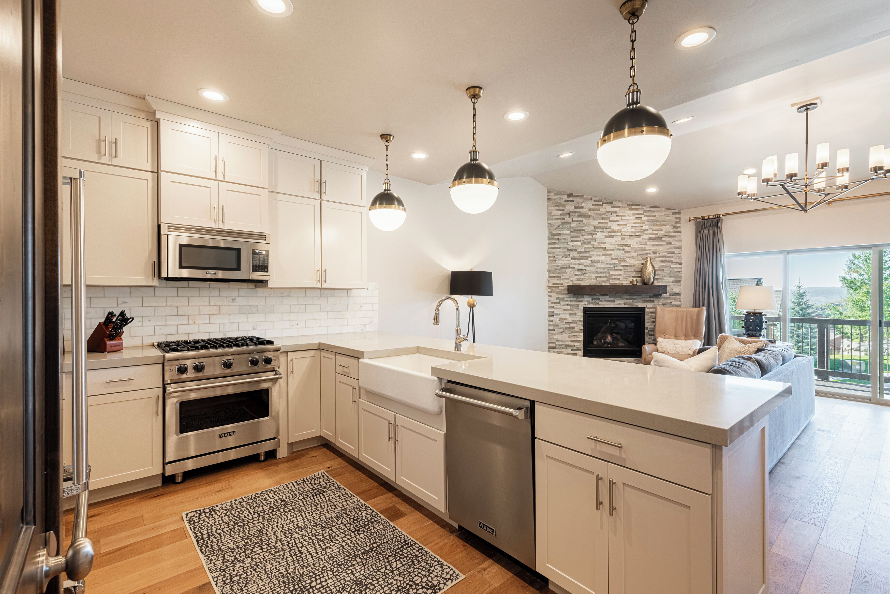 Kylskåp, mikrovågsugn, ugn och spishäll