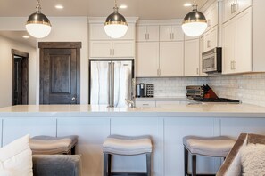 Fridge, microwave, oven, stovetop - Modern Mountain Luxury Minutes from Skiing & Jordanelle (Kamas)