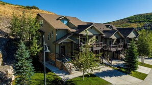 Un quartier résidentiel composé de plusieurs maisons présentant un mélange de styles architecturaux, notamment des toits à pignon et une véranda bien visible.