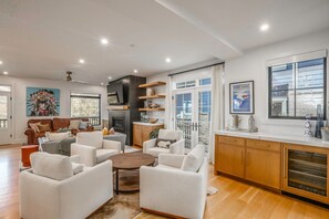 Smart TV, fireplace, books, stereo