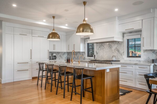 Réfrigérateur, four à micro-ondes, un four, lave-vaisselle