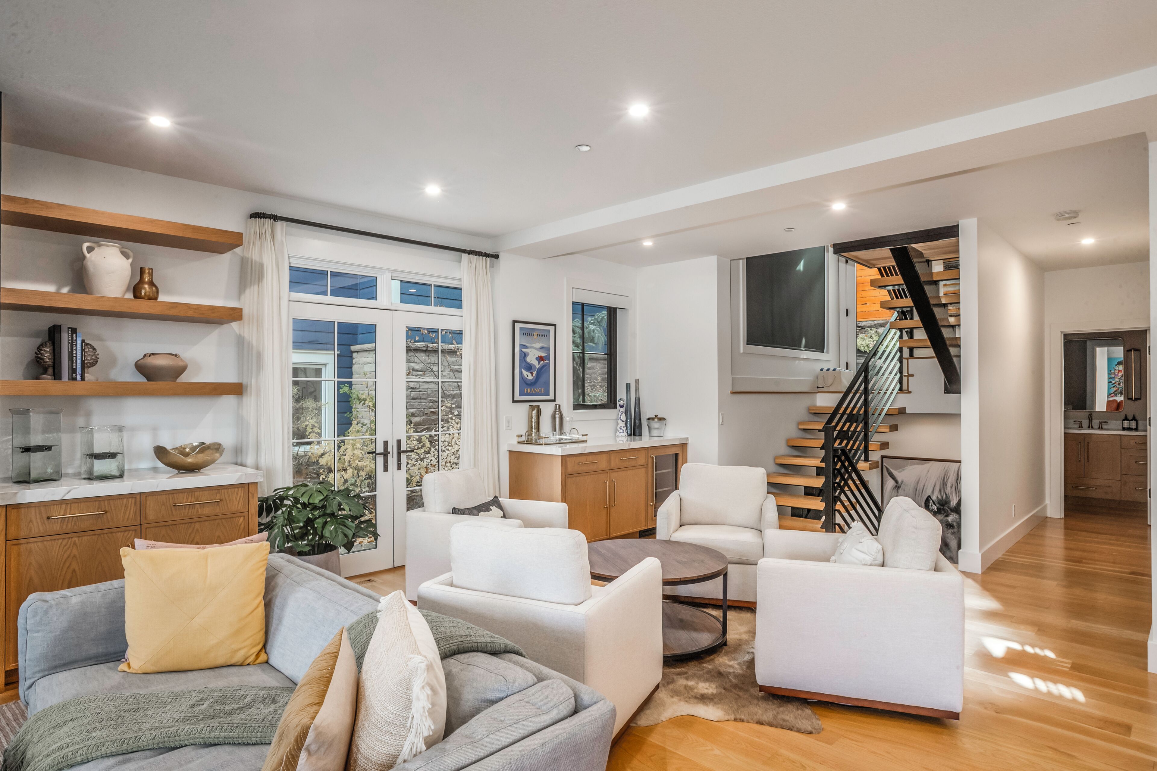 Smart TV, fireplace, books, stereo