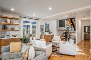 Smart TV, fireplace, books, stereo