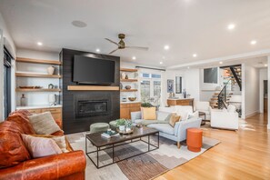 Téléviseur connecté, foyer, livres, chaîne audio