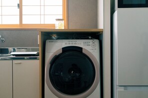 Familienapartment, Stadtblick | Schreibtisch, laptopgeeigneter Arbeitsplatz, Bügeleisen/Bügelbrett