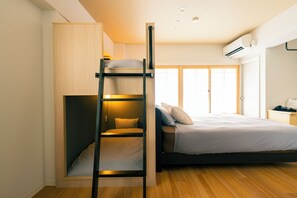 Familienapartment, Stadtblick | Schreibtisch, laptopgeeigneter Arbeitsplatz, Bügeleisen/Bügelbrett
