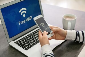 Apartamento familiar, vistas a la ciudad | Escritorio y espacio para trabajar con un portátil