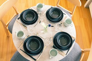 Apartamento familiar, vistas a la ciudad | Escritorio y espacio para trabajar con un portátil