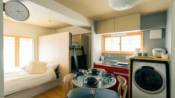 Departamento familiar, vista a la ciudad | Escritorio y espacio para trabajar con laptop