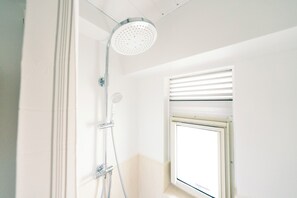 Apartamento familiar, vistas a la ciudad | Baño | Ducha, artículos de higiene personal gratuitos y secador de pelo