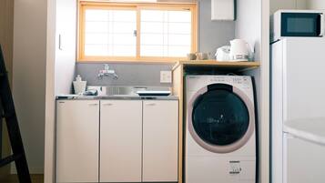 Perhehuoneisto, kaupunkinäköala | Yksityinen keittiö | Täysikokoinen jääkaappi, mikroaaltouuni, liesi