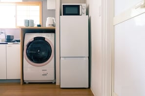 Departamento familiar, vista a la ciudad | Cocina privada | Refrigerador con congelador, microondas y parrilla de estufa