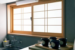 Apartamento familiar, vistas a la ciudad | Cocina privada | Frigorífico grande, microondas, placa de cocina y utensilios de cocina