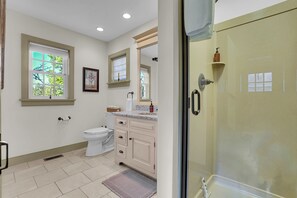 Shower, towels - Cottage at High Cross Farms | Front Porch (Mount Joy)