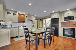 冰箱、微波炉、烤箱、炉灶