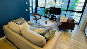 TV - Amazing location, fabulous flat! (Fortitude Valley)