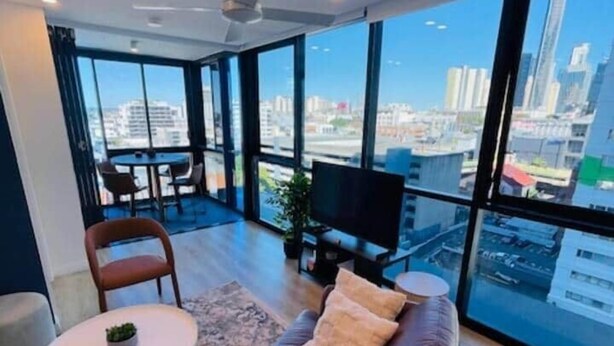 TV - Amazing location, fabulous flat! (Fortitude Valley)