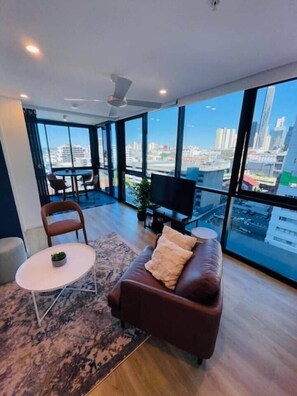 TV - Amazing location, fabulous flat! (Fortitude Valley)