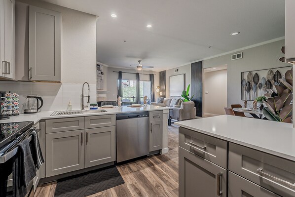 Microondas, horno, parrilla de estufa y lavavajillas