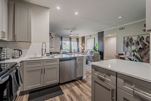 Cozy Scottsdale 2BR - 2BA/ Pool/Gym/Free Parking