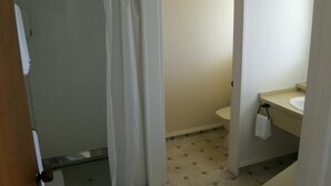 Suihku, hiustenkuivaaja, pyyhkeet