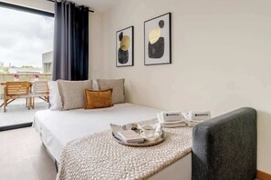 1 quarto, ferros/tábuas de passar roupa, berço de viagem