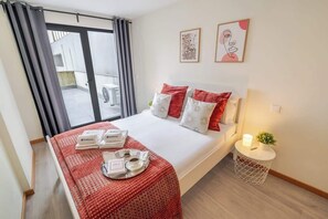 1 quarto, ferros/tábuas de passar roupa, berço de viagem