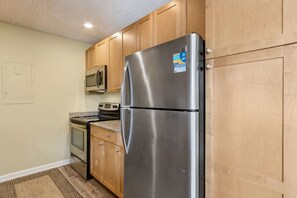 冷蔵庫、電子レンジ、オーブン、コンロ