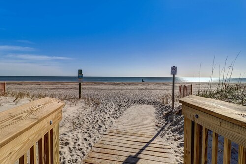 Family-Friendly Townhome with Pool, Tennis & Short Walk to Beach