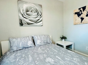 3 habitaciones, tabla de planchar con plancha, wifi y ropa de cama 
