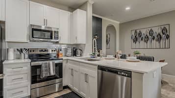 Microondas, horno, parrilla de estufa y lavavajillas