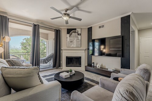 Modern 2BR Retreat • Pool • Gym • Free Parking