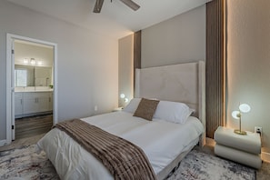 2 bedrooms, iron/ironing board, Internet, bed sheets - Modern 2BR Retreat • Pool • Gym • Free Parking (Scottsdale)