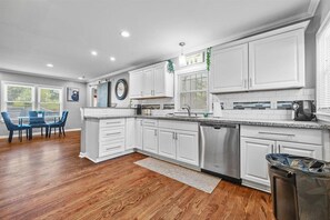 Microwave, oven, stovetop, dishwasher - Sleeps 8 - Downtown Getaway (Atlanta)