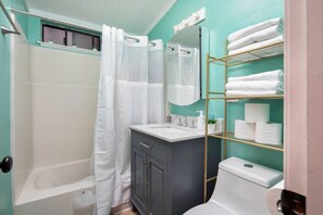 Secadora de cabello, toallas, jabón, papel de baño 