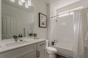 Haartrockner, Handtücher, Seife, Toilettenpapier