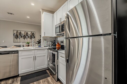 Scottsdale 2BR • Pool • Gym •Free Parking •Central