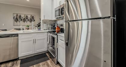 Scottsdale 2BR • Pool • Gym •Free Parking •Central