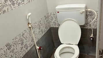 Economy Double Room | Bathroom