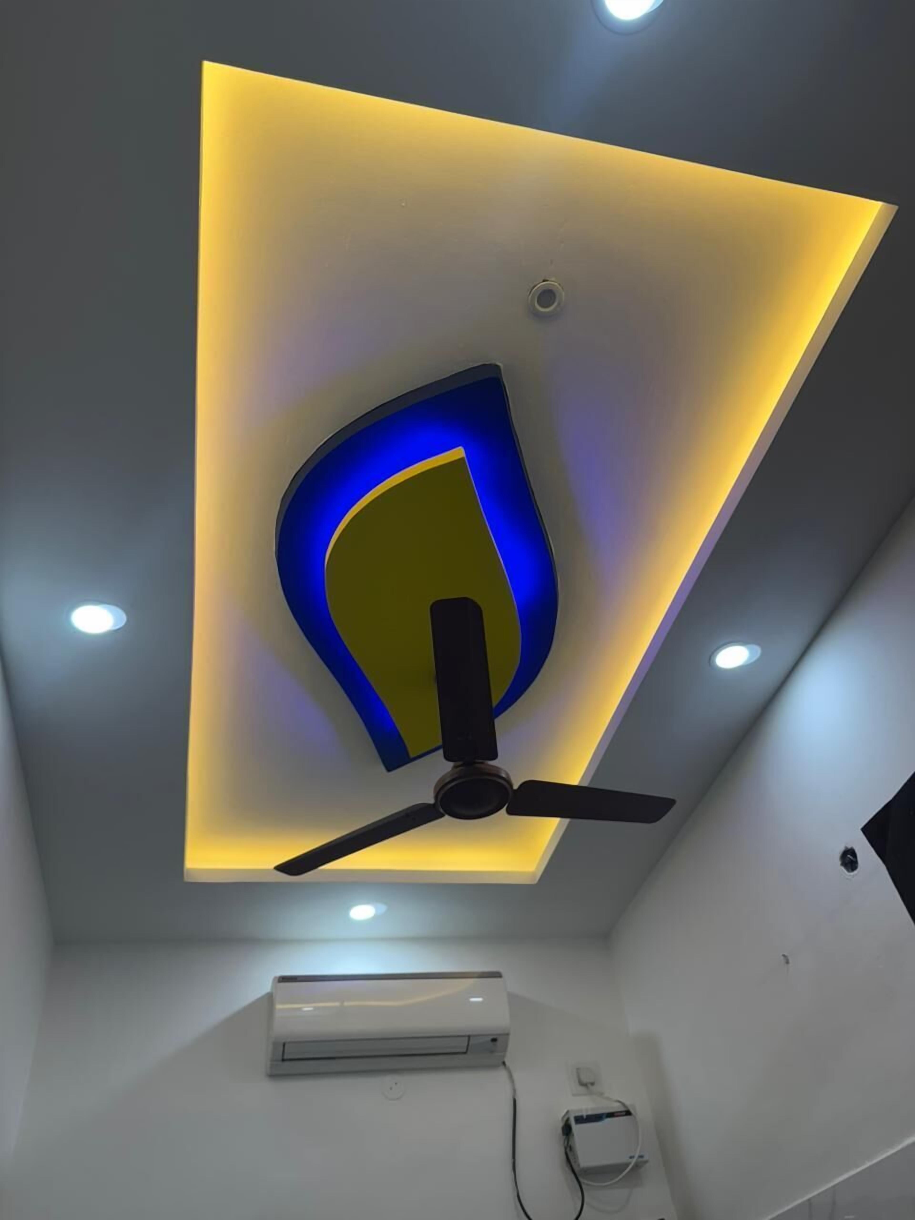 Techo con iluminación empotrada y un moderno diseño de ventilador.