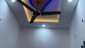 Eine Decke mit eingelassener Beleuchtung und einem zentralen Dekorationsobjekt.