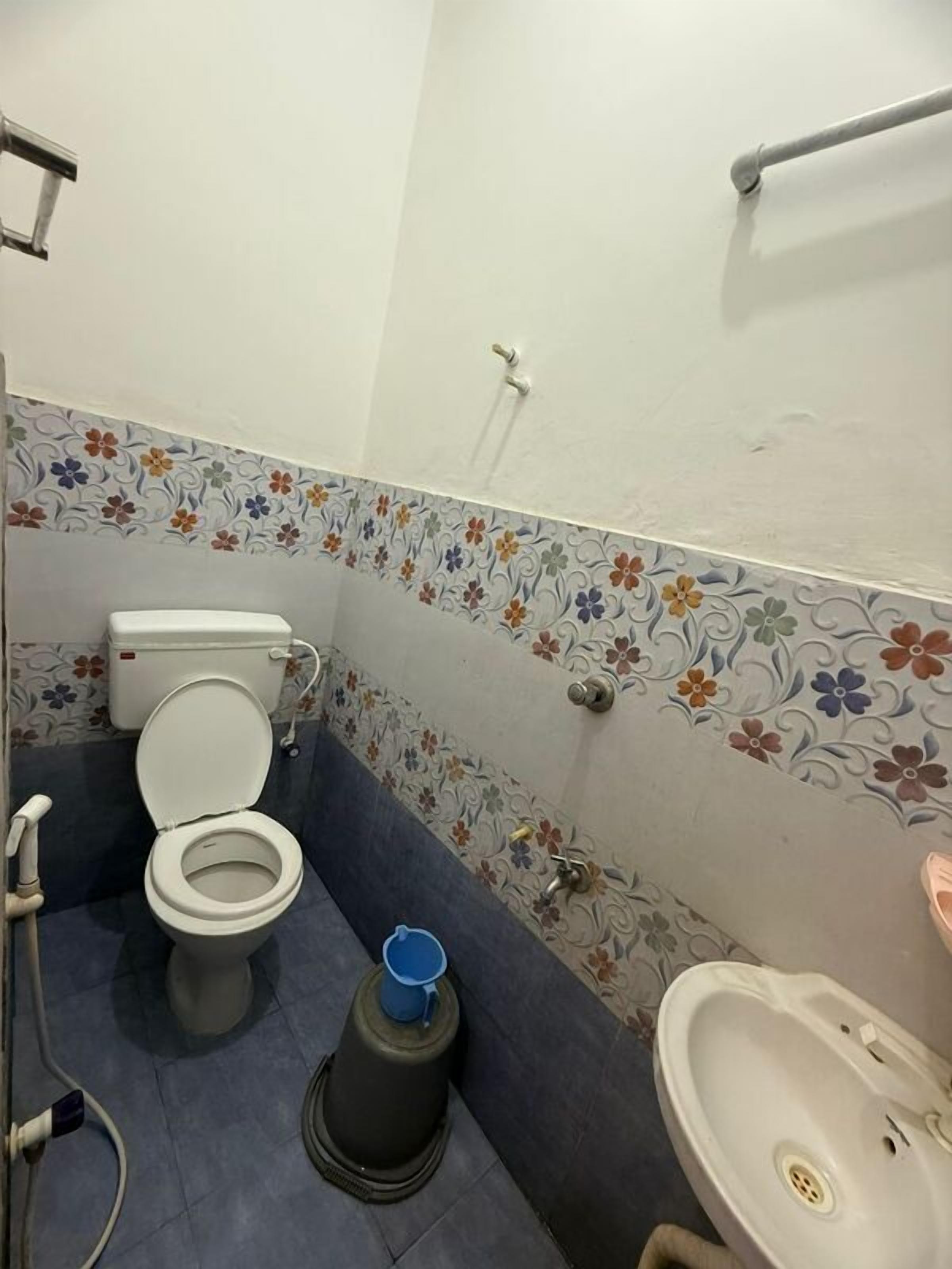 A bathroom with a toilet, bidet, and sink.