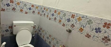 A bathroom with a toilet, bidet, and sink.