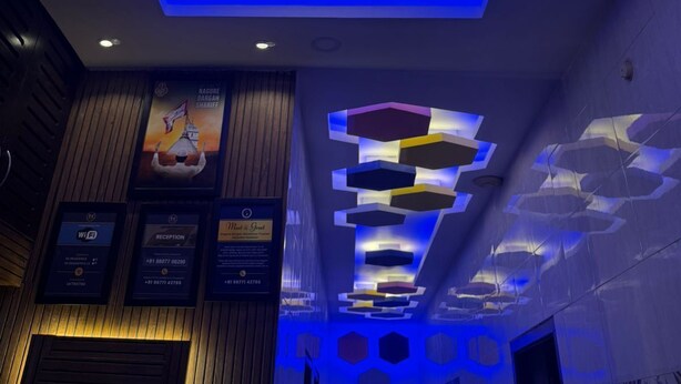 Eine moderne Decke mit geometrischen Mustern und eingelassener Beleuchtung.