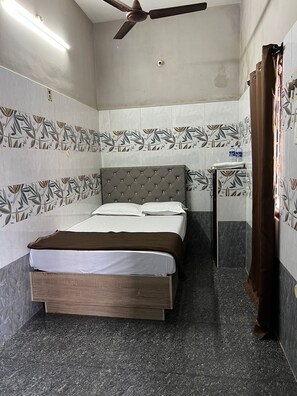 Economy Double Room | Free WiFi - SK Residence Nagore (Nagapattinam)