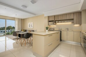 デラックス アパートメント バルコニー シティビュー | 専用キッチン | 冷蔵庫、電子レンジ、コンロ、調理器具と食器