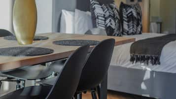 Standaard appartement, balkon, uitzicht op stad | Een kluis op de kamer, een bureau, een laptopwerkplek