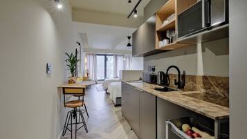 Refrigerador, microondas, placa de cocina, utensilios de cocina