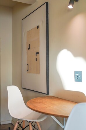 Caja de seguridad en la habitación y escritorio 