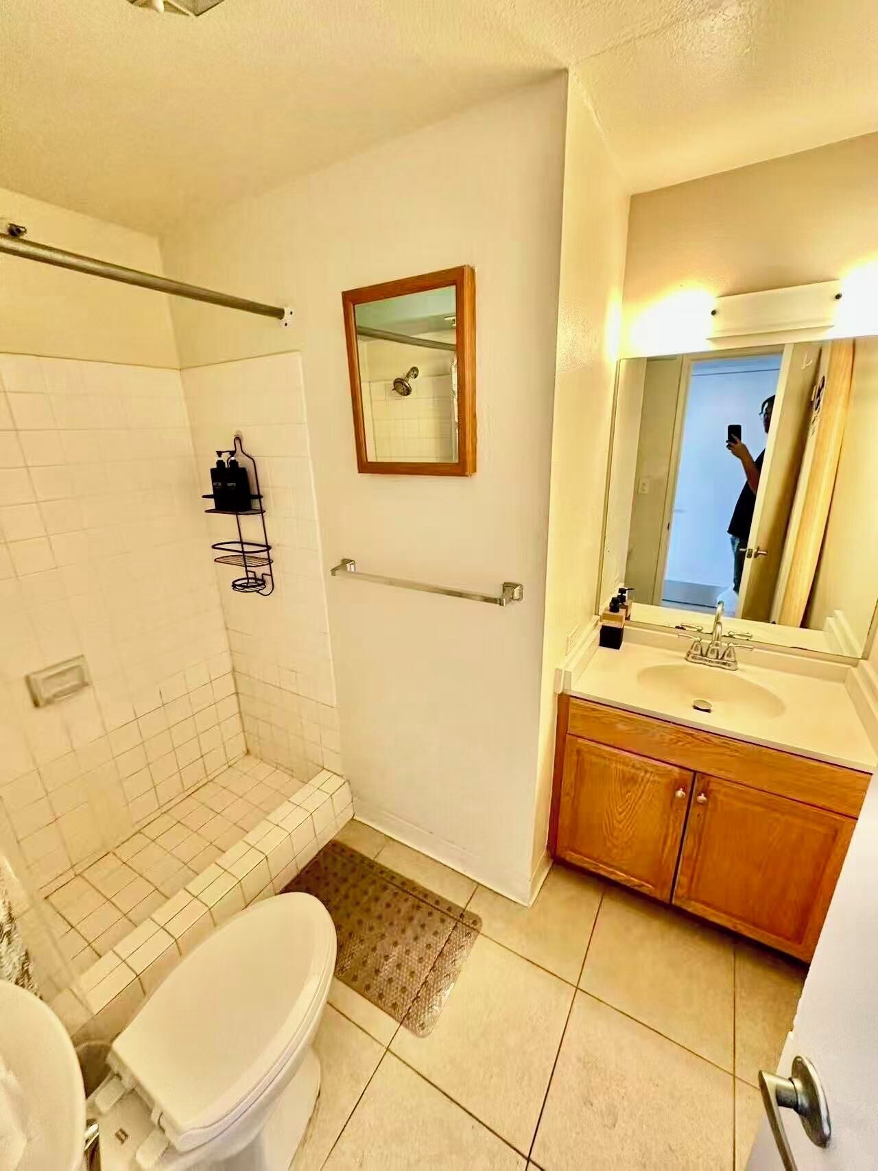 Une salle de bain équipée de toilettes, d’un lavabo et d’une douche.